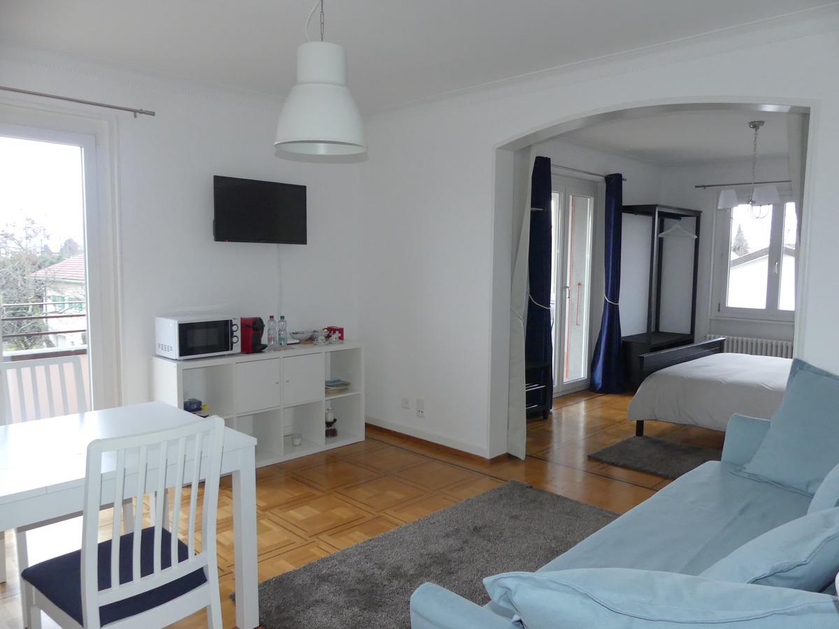 Au Bonheur Des Iris Bed and Breakfast Rolle Exteriör bild